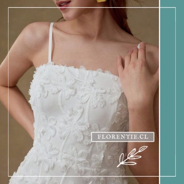 Detalle escote vestido encaje floral