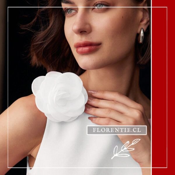 Detalle flor vestido novia civil elegante