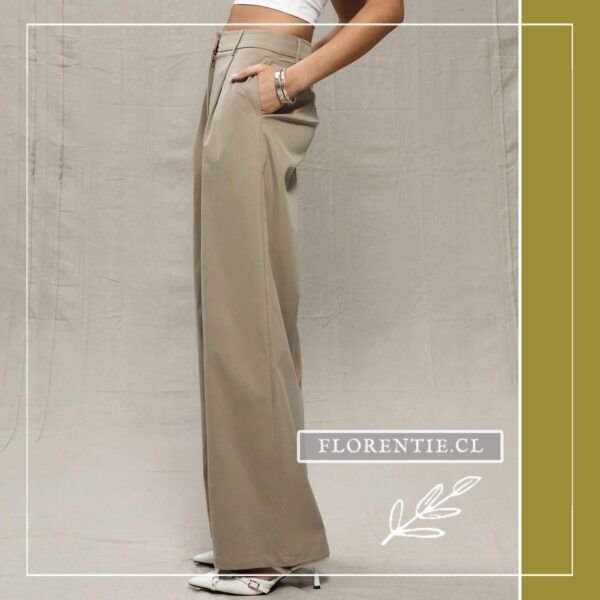 Vista lateral pantalón recto beige mujer