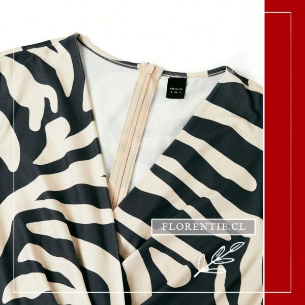 Detalle cuello enterito animal print