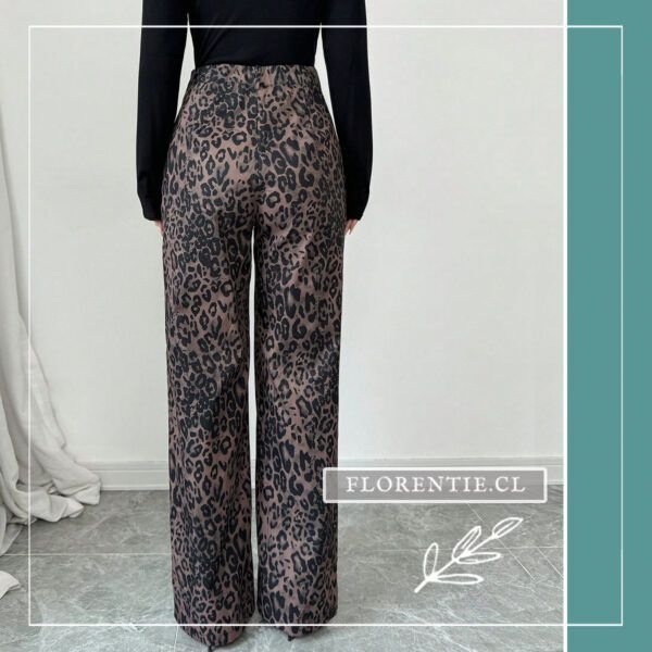 Vista posterior pantalón animal print