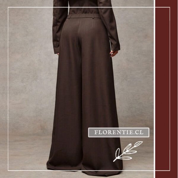 Vista posterior pantalón satin café oscuro