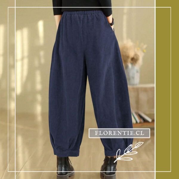 Vista trasera pantalón bombacha azul