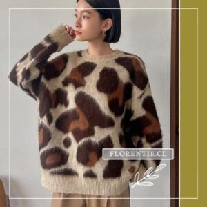 Vista frontal del chaleco animal print fluffy mujer con estampado de manchas abstractas de gran tamaño en marrón oscuro, caramelo y beige, tejido suave esponjoso y silueta holgada.