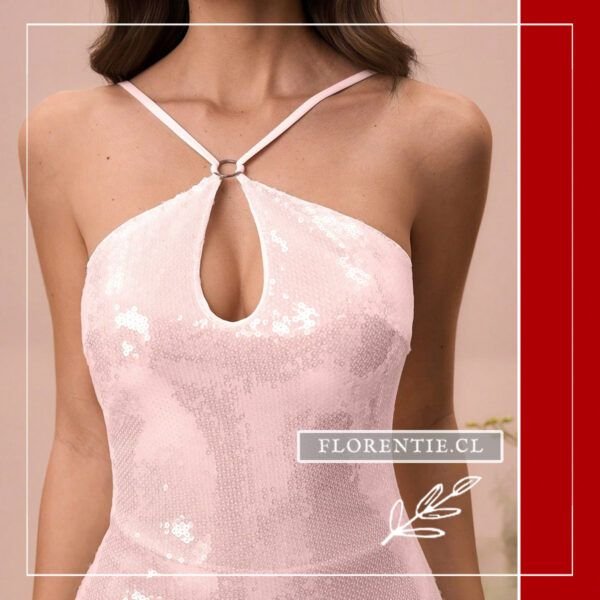 Detalle pecho vestido rosado corto