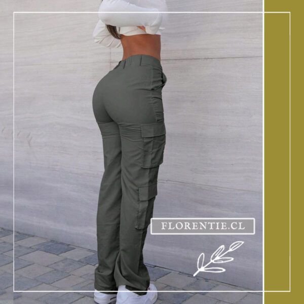 Vista posterior pantalón cargo gris mujer