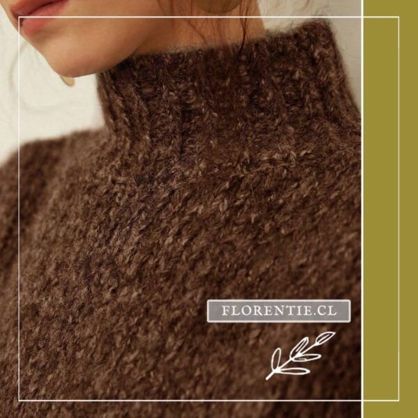 Close-up del cuello tortuga alto y abrigador del chaleco chocolate oversize, destacando la textura rústica del tejido grueso esponjoso y las costuras visibles en hombros.