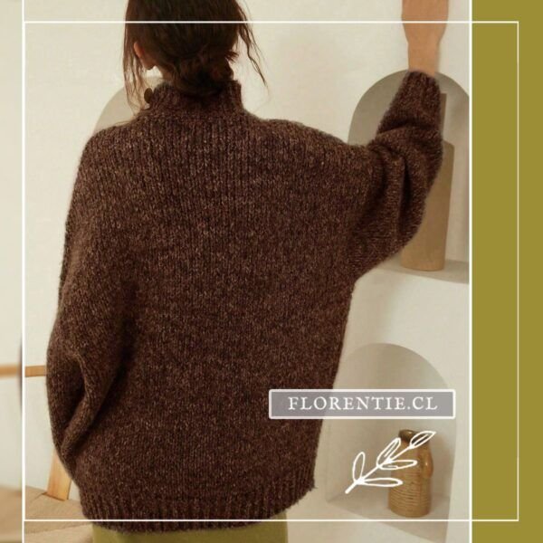 Vista posterior del chaleco oversize café oscuro mostrando las costuras rústicas visibles en hombros y sisas, textura artesanal del punto grueso en tono chocolate marrón.