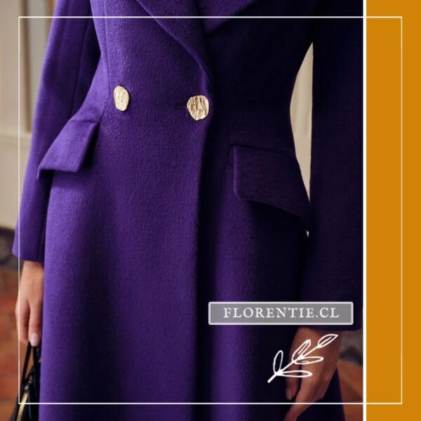 Detalle botones abrigo morado mujer