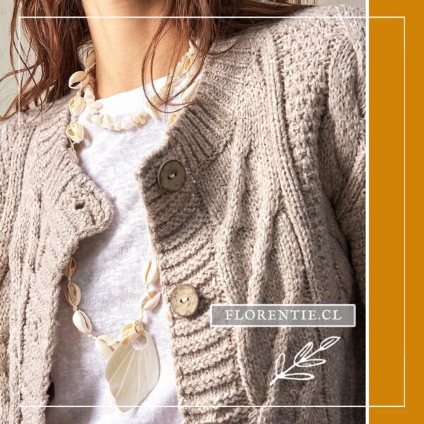 Detalle botones cardigan abotonado mujer