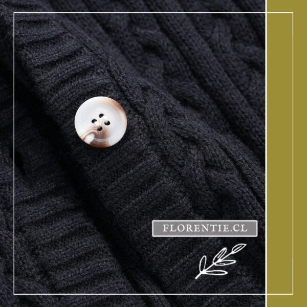 Detalle botones cardigan azul marino
