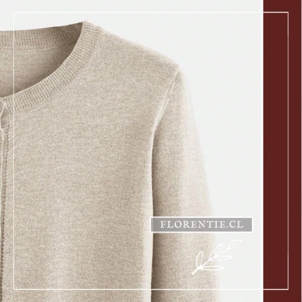 Detalle cuello cardigan ajustado