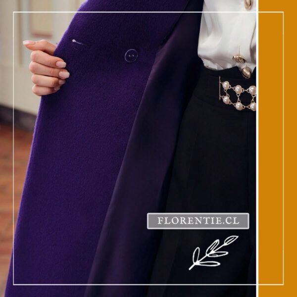Detalle forro abrigo morado mujer