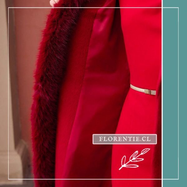 Detalle interior abrigo rojo mujer