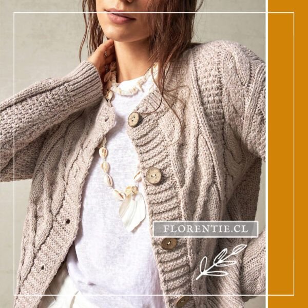 Detalle pecho cardigan abotonado mujer