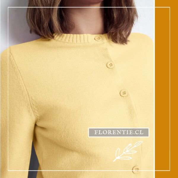 Detalle pecho cardigan amarillo