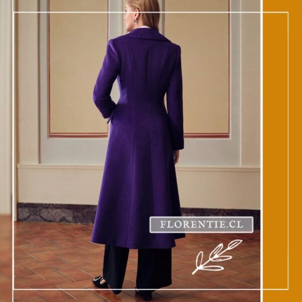 Espalda abrigo morado mujer