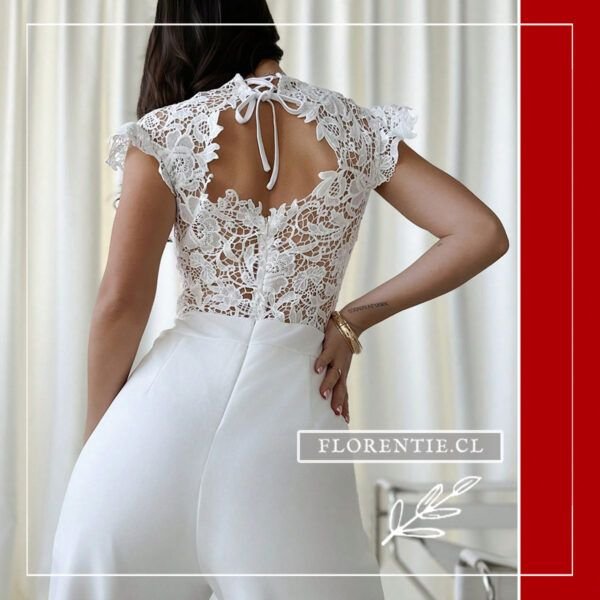 Vista posterior jumpsuit blanco