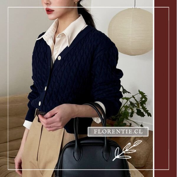 Vista semiperfil cardigan azul oscuro mujer