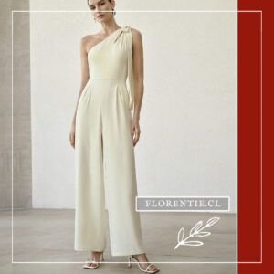 Vista frontal completa del enterito novia civil ivory con escote asimétrico, lazo decorativo en hombro y pantalón palazzo de caída impecable con bolsillos laterales