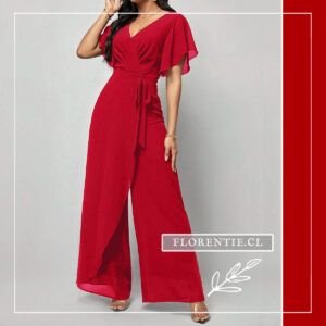 Vista lateral del enterito largo rojo carmín mostrando las mangas cortas con vuelo tipo mariposa, cinturón de lazo en cintura y panel superpuesto del palazzo con abertura