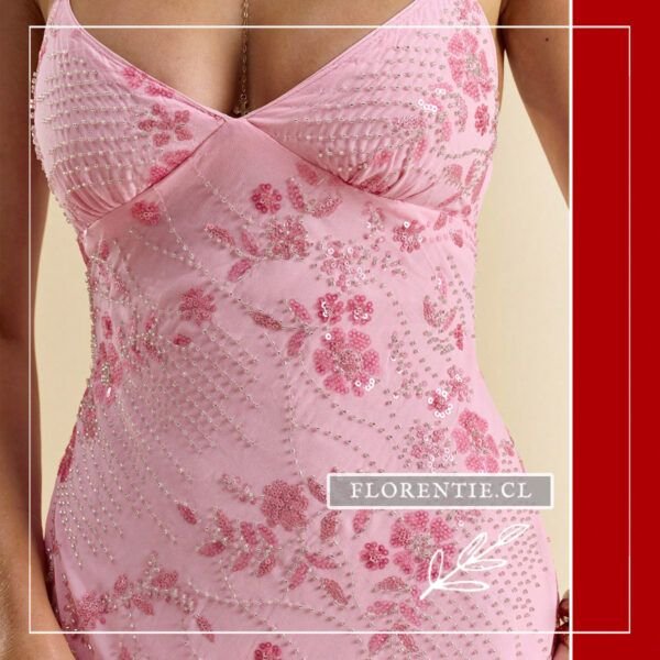Detalle cuerpo vestido corto escote corazon