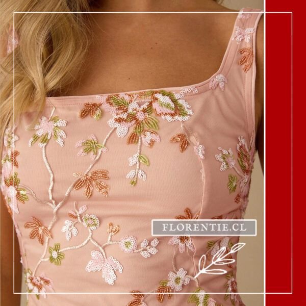 Detalle escote vestido mini ajustado