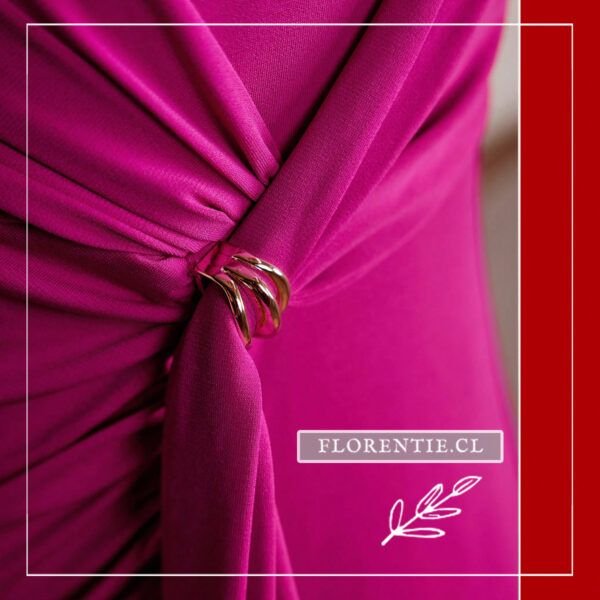 Detalle pinza vestido corto fucsia