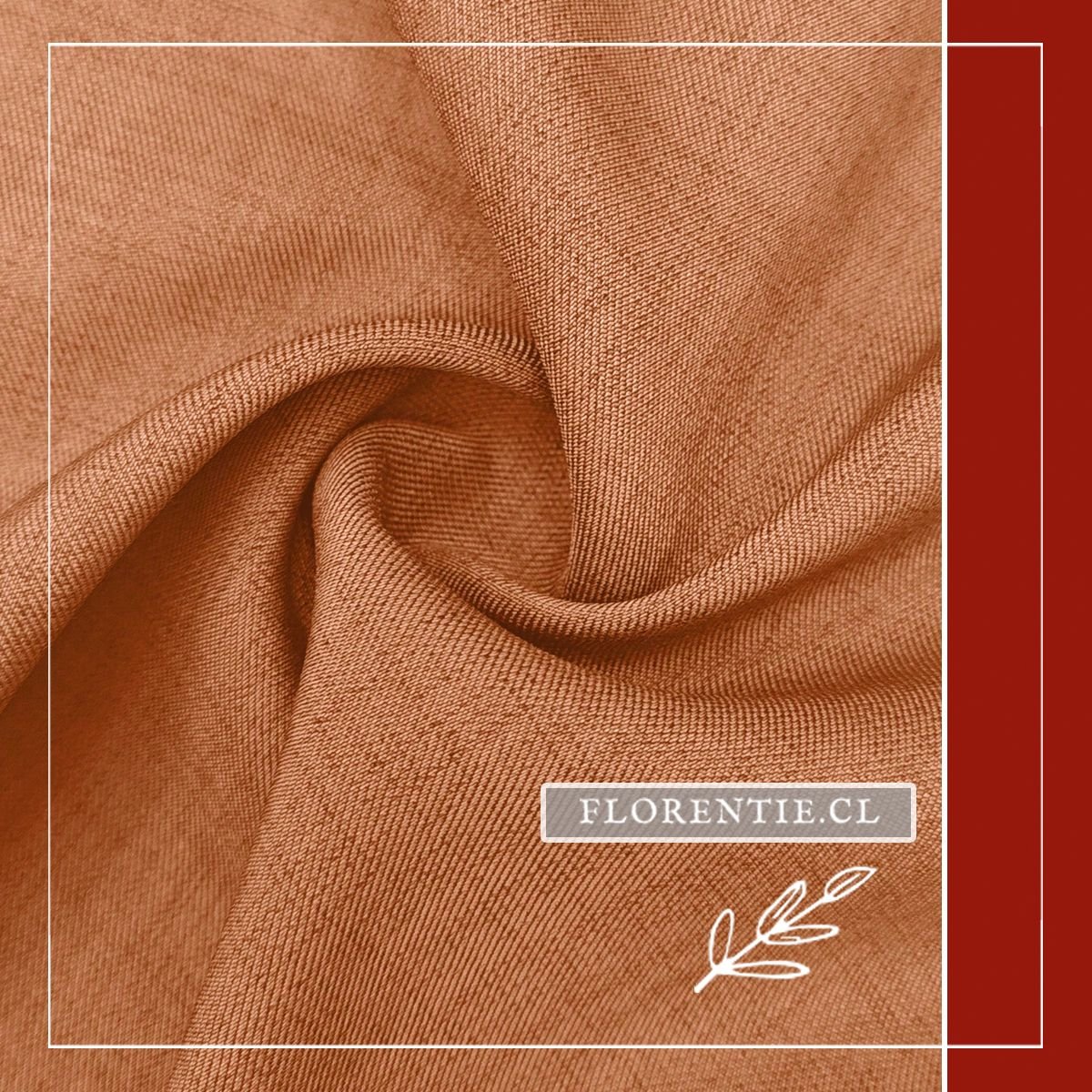 Close-up mostrando la caída natural y textura del tejido rústico terracota con pliegues orgánicos.