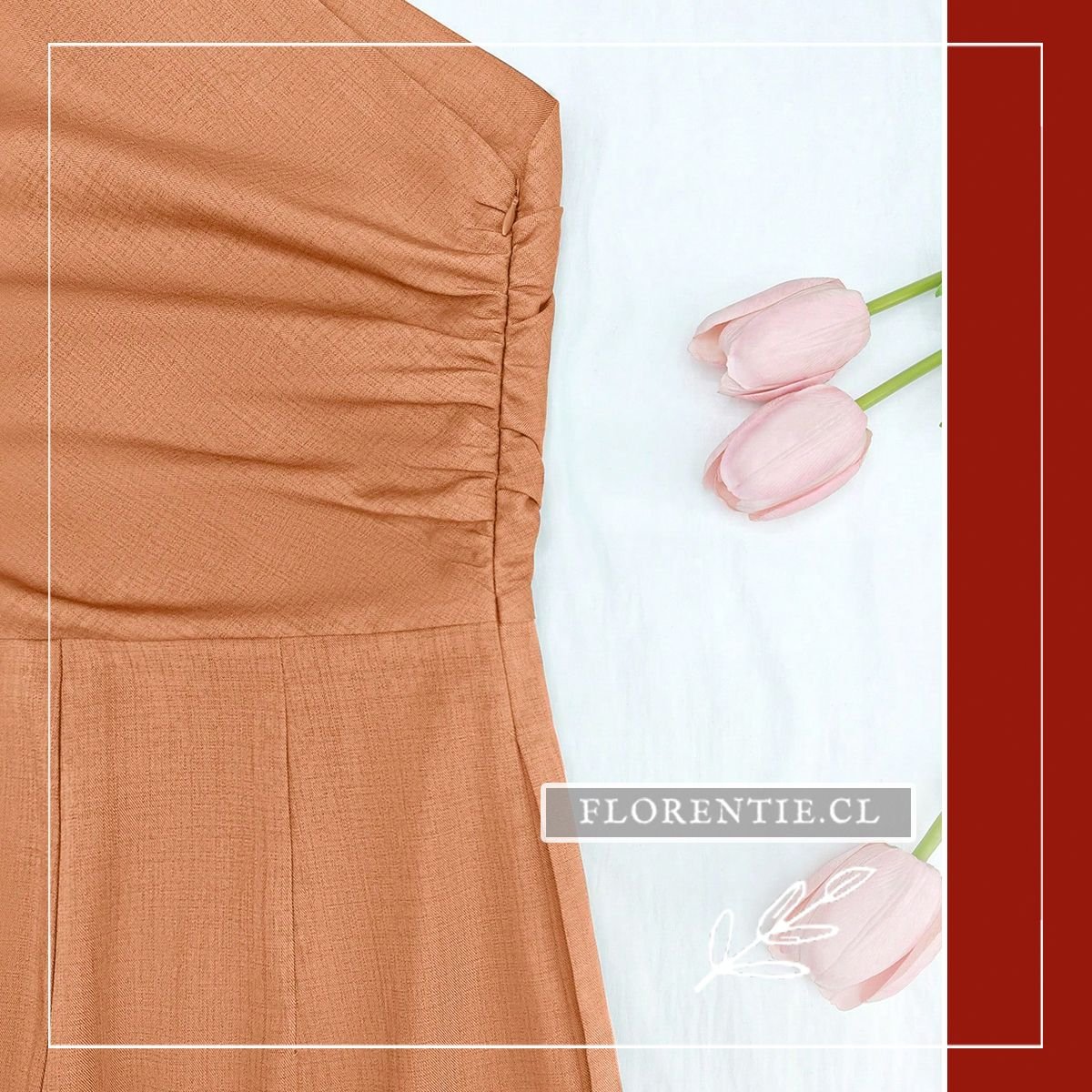 Close-up del fruncido lateral estratégico (ruching) en la cintura del enterizo color terracota claro.