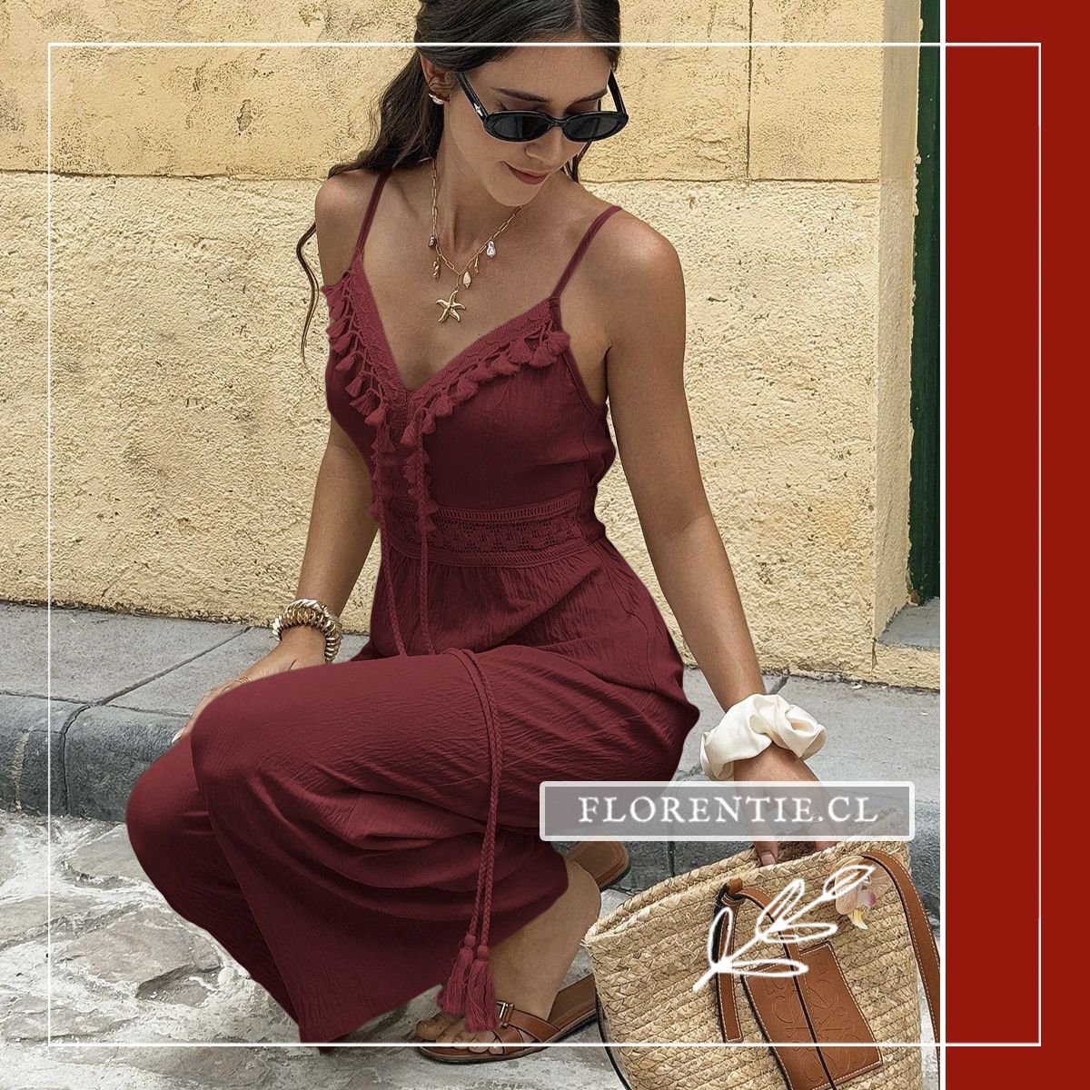 Mujer sentada mostrando el enterito casual boho burdeo Isabella con detalle de borlas colgantes, franja de encaje crochet en cintura y tejido corrugado ligero