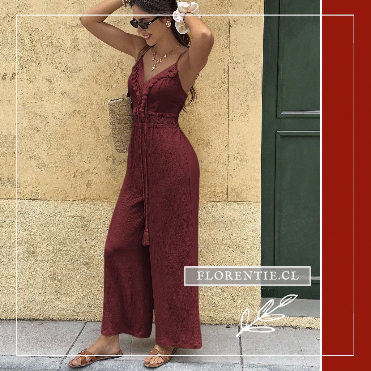 Vista lateral del enterito casual boho burdeo modelo Isabella mostrando la silueta del pantalón palazzo amplio de tejido corrugado y el trabajo de flecos en el busto