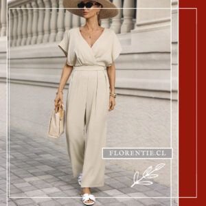 Vista frontal completa del enterito de lino beige Emilia con escote cruzado en V drapeado, mangas cortas dolman y pantalón de pierna ancha en tono arena natural