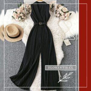 Vista completa del enterito negro Cézanne en percha con escote en V cruzado estilo blazer sin mangas, cinturón dorado y pantalón palazzo de plisado vertical fino