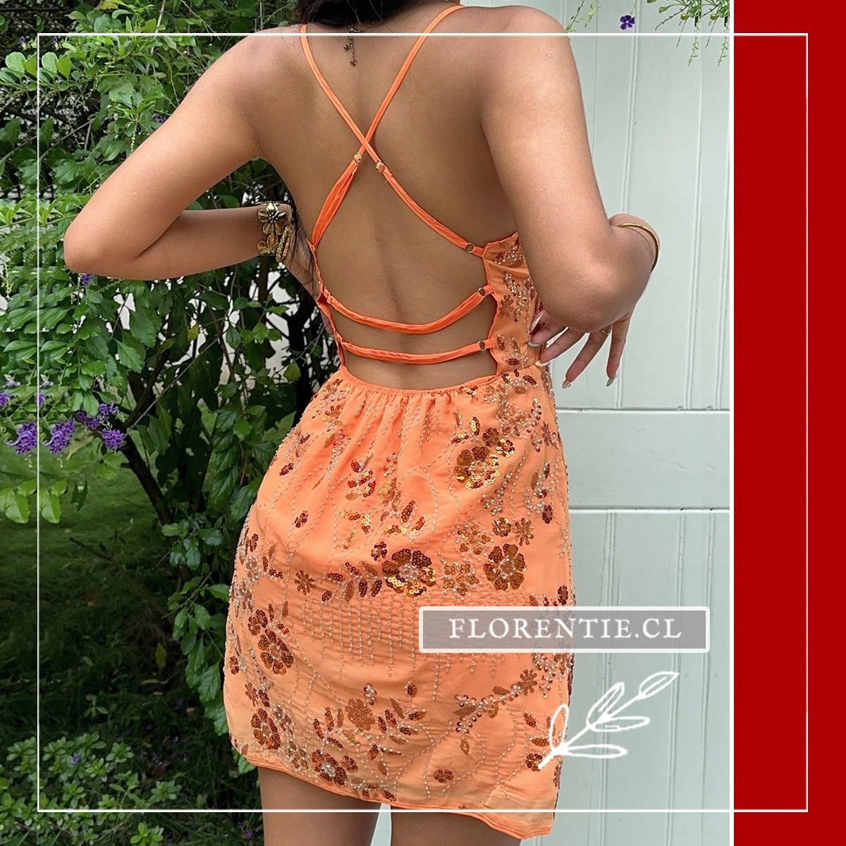 Vista posterior del vestido corto naranja de lentejuelas revelando la impactante espalda completamente descubierta con sistema de cordones cruzados ajustables sobre tejido bordado floral.