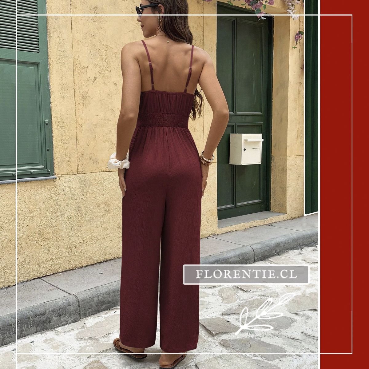 Vista trasera del enterito boho burdeo Isabella mostrando la espalda de panel fruncido elástico (smocked), tirantes finos ajustables y caída del pantalón palazzo