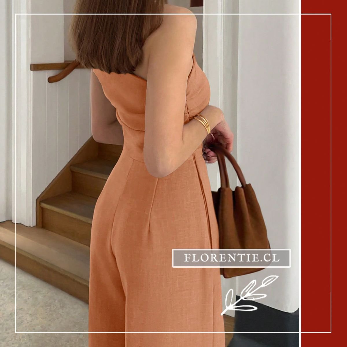 Vista posterior del enterizo de un solo hombro color mostaza con pantalón palazzo y bolso marrón en escalera.