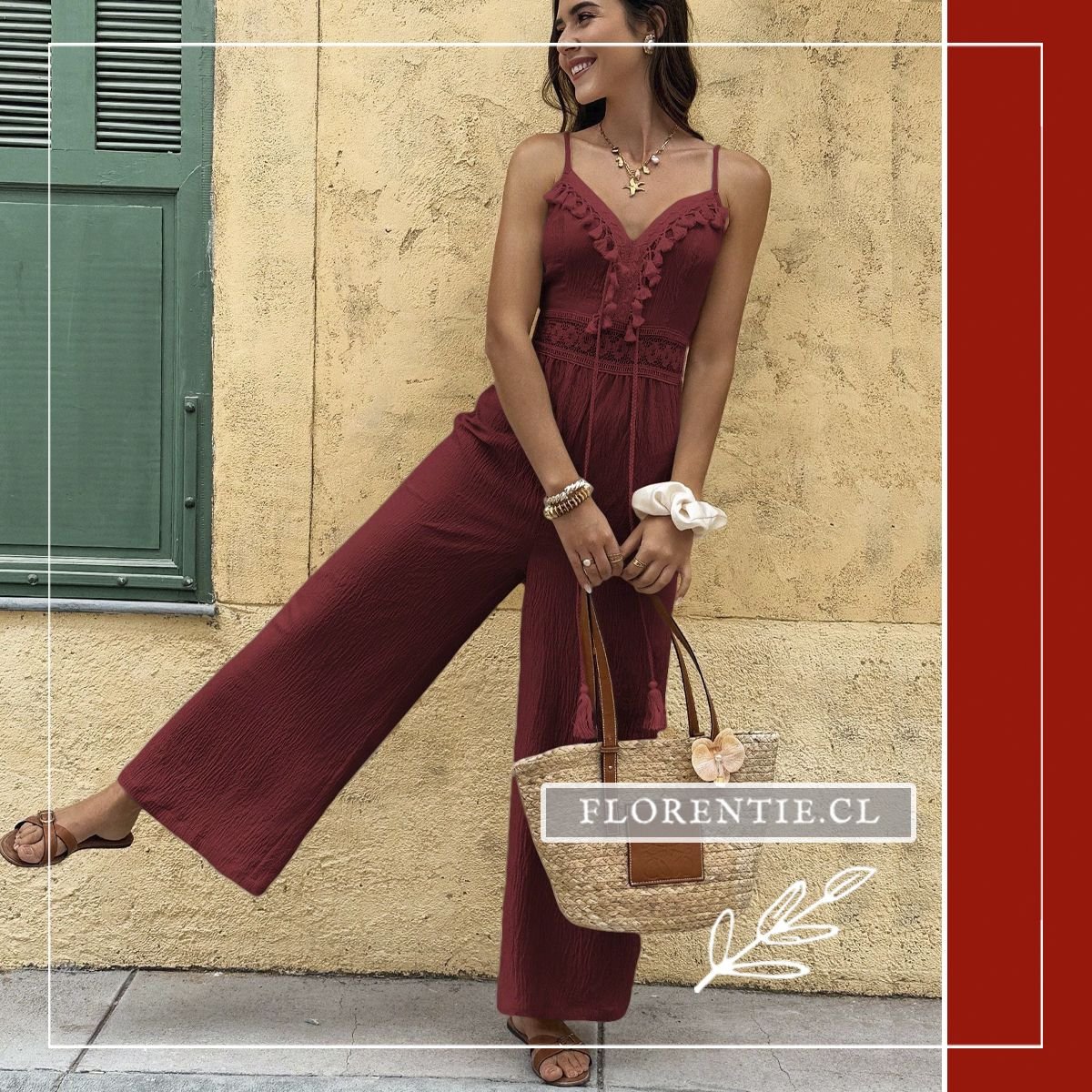 Vista frontal del enterito boho burdeo Isabella con pantalón palazzo wide leg, flecos en escote en V y bolso de rafia, ideal para looks de verano y playa