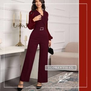 Vista frontal completa del mono enterito burdeo modelo Kate con escote blazer cruzado, mangas plisadas largas y hebilla joya de cristales