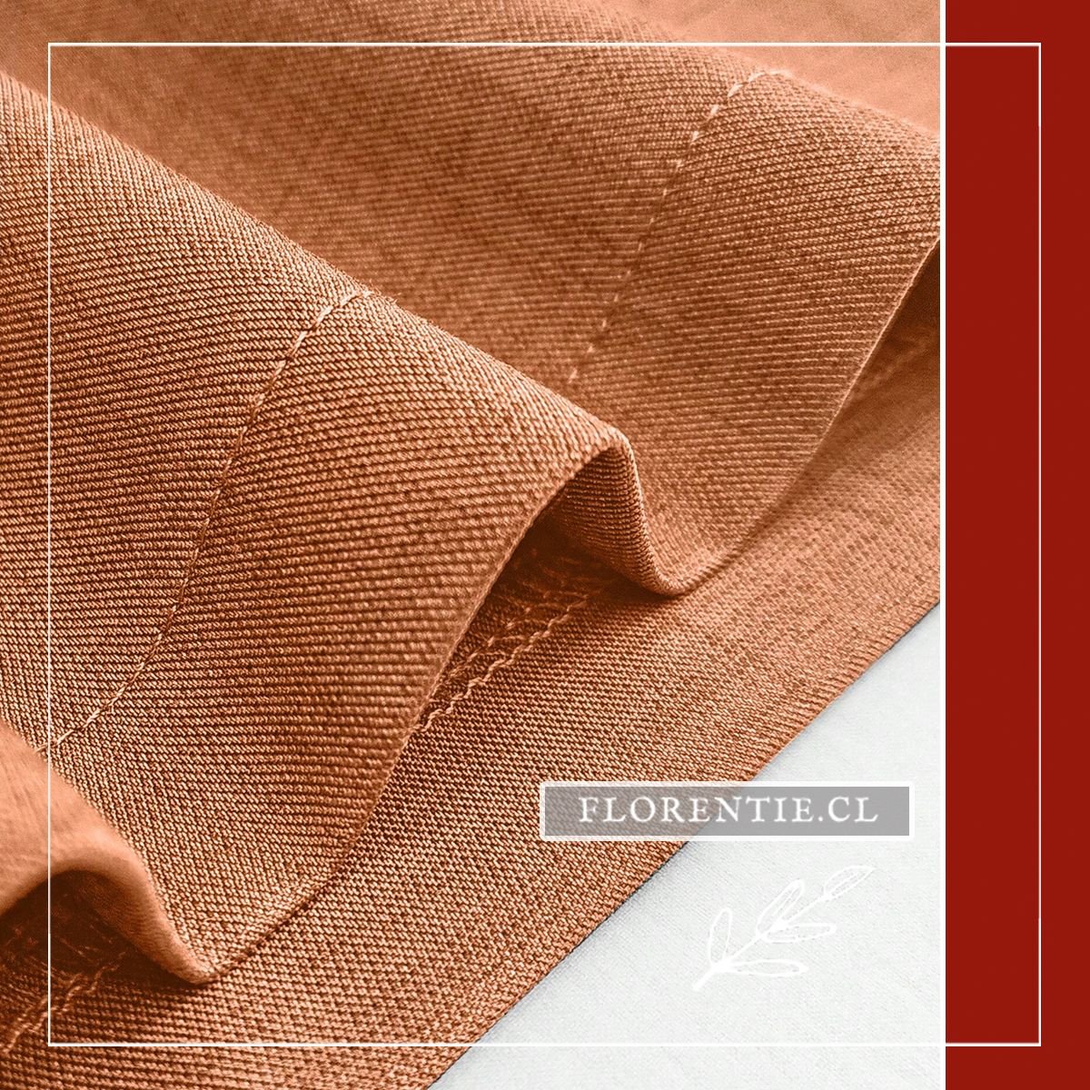 Close-up de la textura del tejido rústico tipo lino-crepé en color mostaza cobrizo con pliegues naturales del enterizo Lisa.