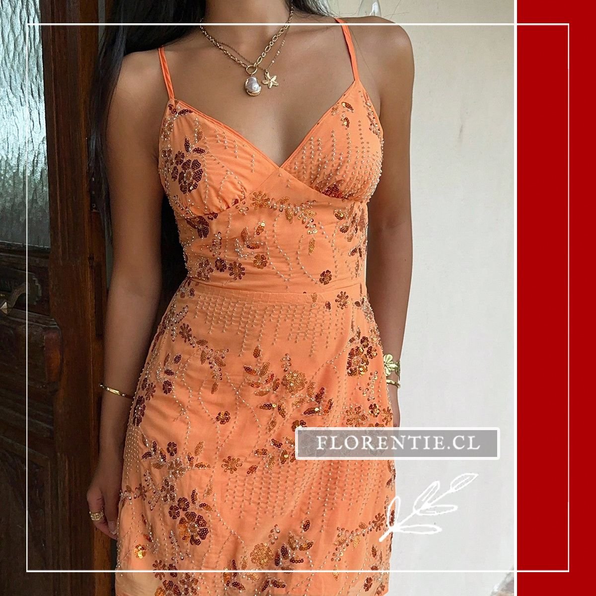 Vista frontal de cuerpo completo del vestido mini naranja con bordado íntegro en lentejuelas y abalorios, escote V con copas pre-hormadas y silueta ceñida, ideal para fiestas de verano.