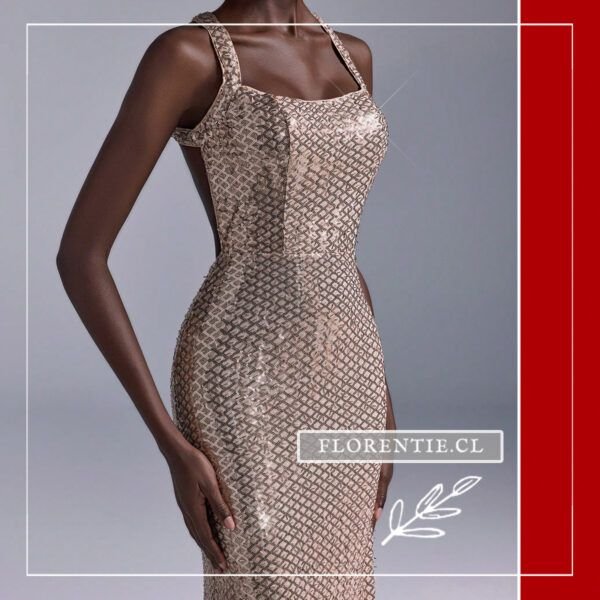 Detalle cuerpo vestido dorado ajustado
