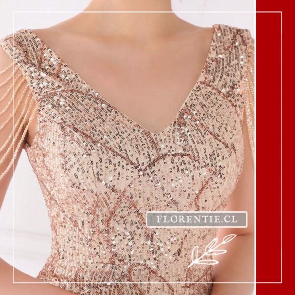 Detalle escote vestido dorado corto