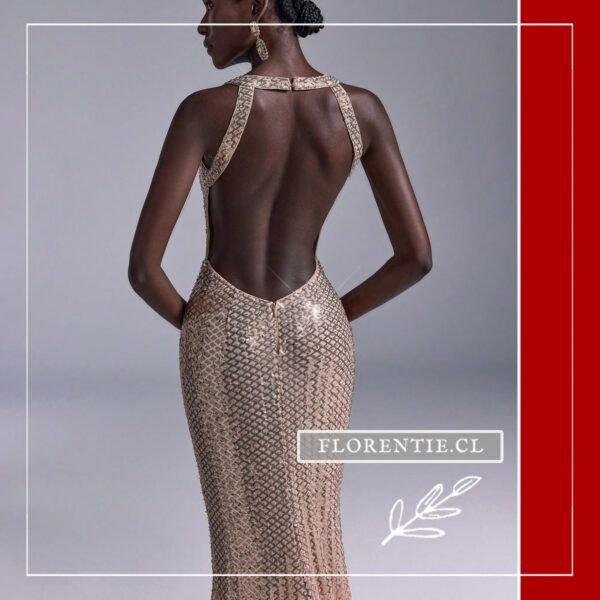 Detalle espalda vestido dorado ajustado