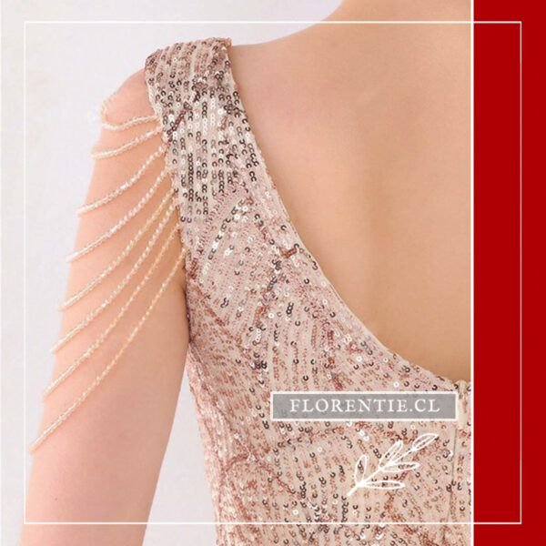 Detalle manga vestido dorado corto