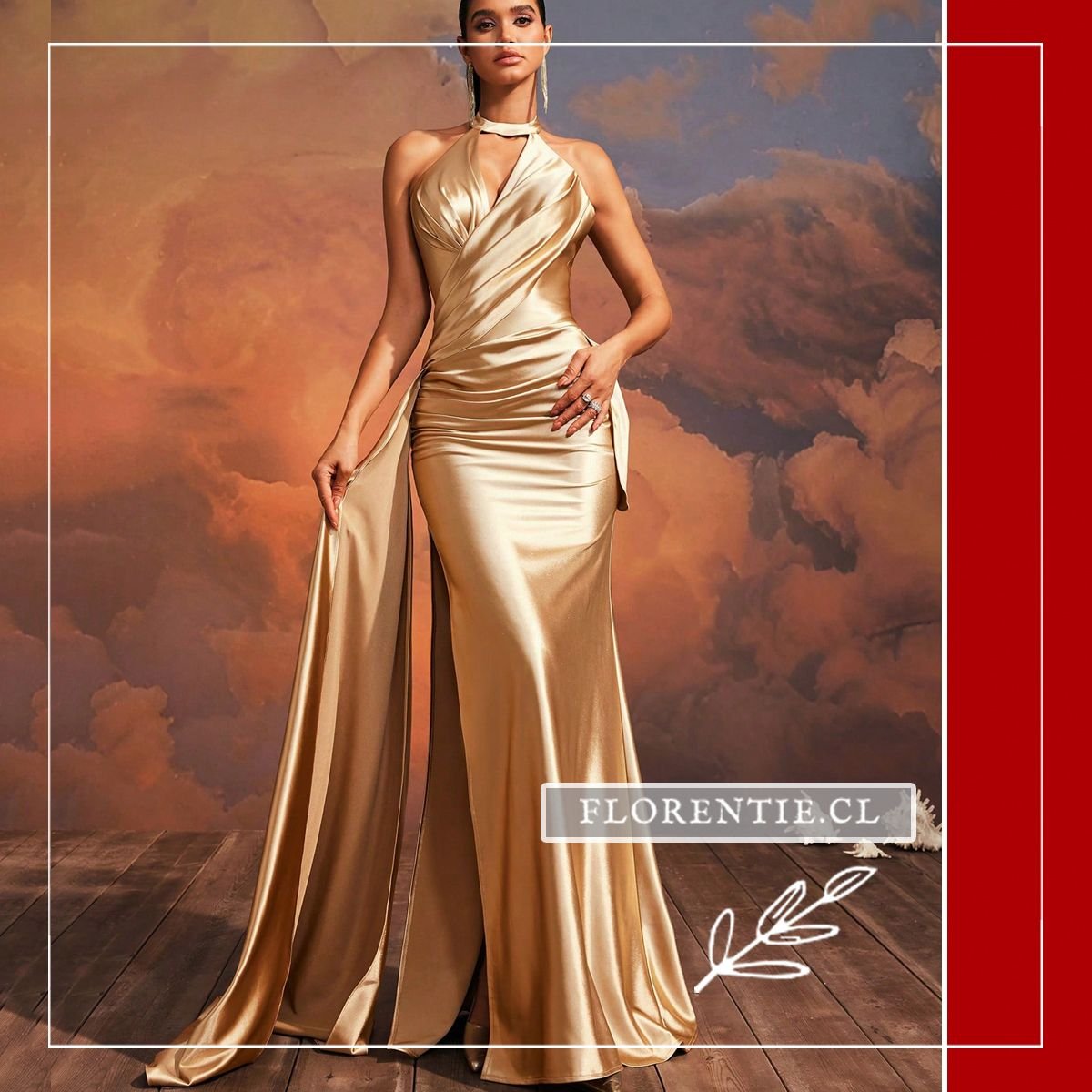 Vista frontal del vestido dorado metálico con escote halter V, drapeado diagonal estilizador en cintura y falda fluida con abertura y cola lateral extendida sobre suelo de madera.