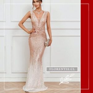 Vista frontal del vestido largo de lentejuelas dorado y blanco con drapeado cruzado en cintura, escote en V con ilusión y silueta sirena, posando con clutch plateado y pendientes de flecos en interior clásico.