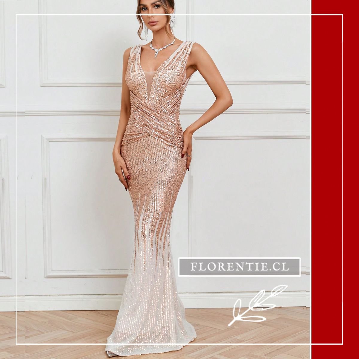 Vista frontal completa del vestido maxi de lentejuelas con transición cromática de dorado a blanco plateado, silueta sirena y escote en V con malla de ilusión, en interior de paredes blancas.