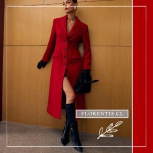 Abrigo rojo largo de corte ajustado a la cintura con silueta elegante y hombros estructurados