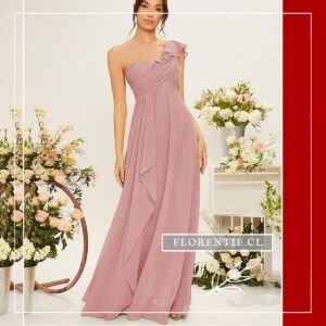 Plano medio del cuerpo drapeado y ajustado del vestido color rosa malva.